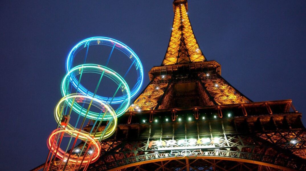 Οι Ολυμπιακοί Κύκλοι ως neon φώτα κάτω από τον Πύργο του Άιφελ