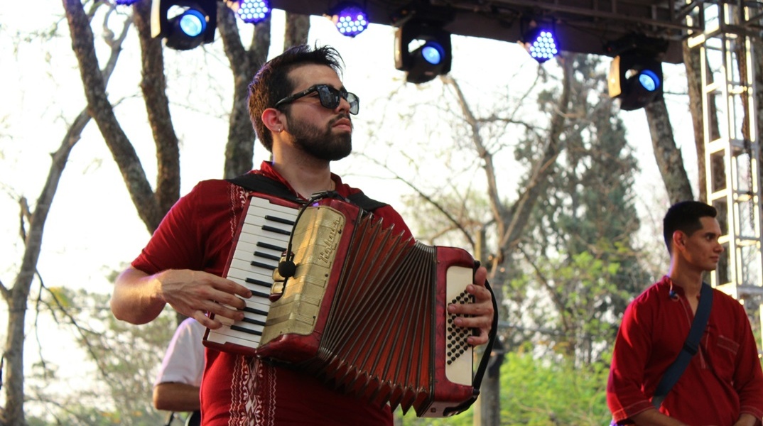 Μουσικό παίζει ακορντεόν πάνω στη σκηνή
