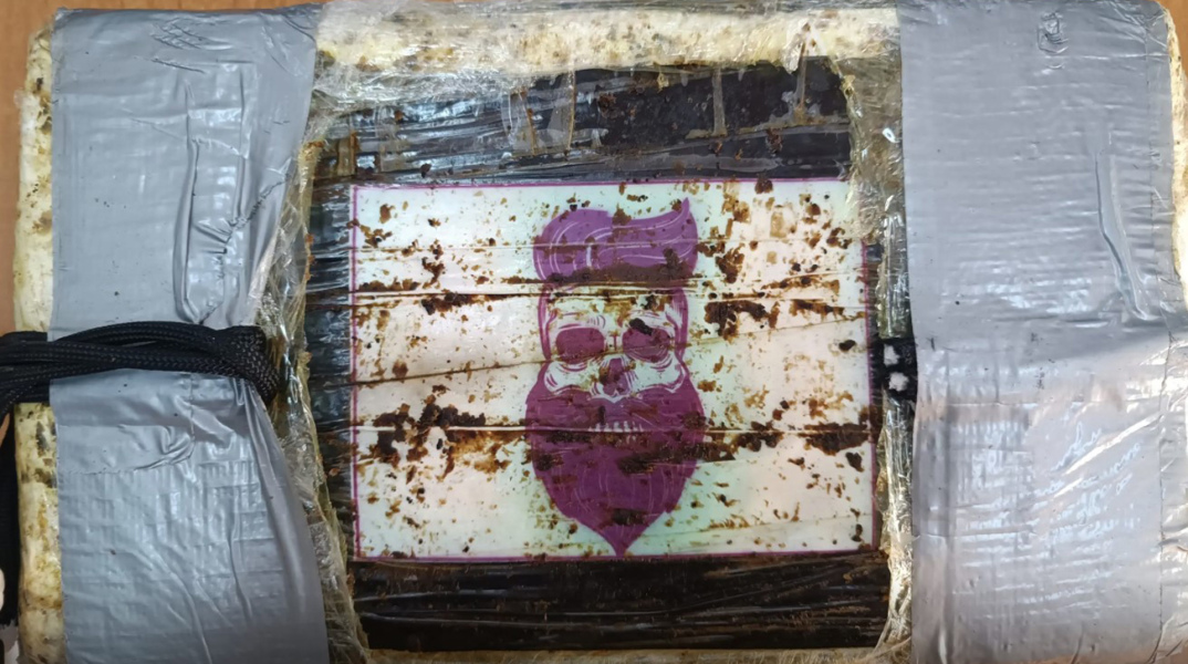 Αντικείμενο που κατάσχεσαν οι αρχές κατά τις έρευνες για την εξάρθρωση διεθνούς σπείρας διακίνησης ναρκωτικών στον Πειραιά