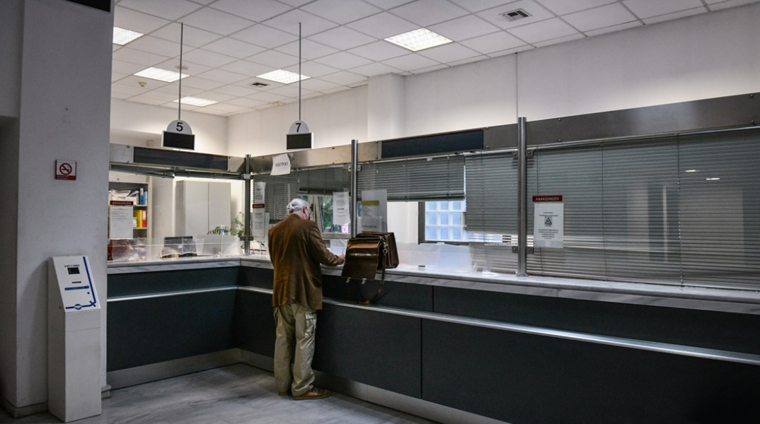 Άτομο στον γκισέ της ΔΟΥ Χαλκίδας