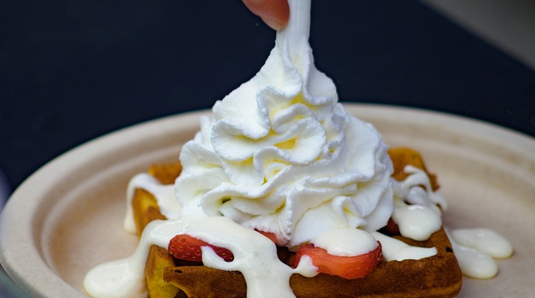 Σαντιγί πάνω σε βάφλα με φράουλες