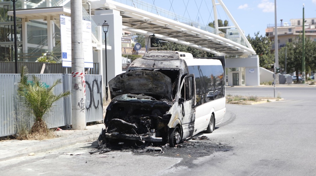 Εικόνα μετά τη φωτιά σε τουριστικό λεωφορείο στο Χαϊδάρι