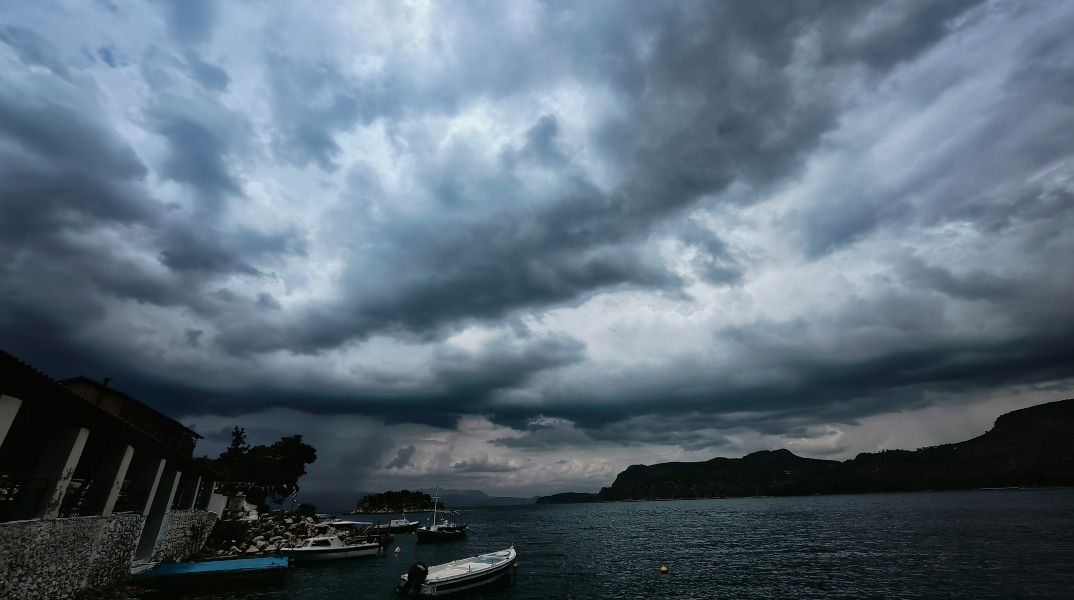 Καιρός: Βροχές και ζέστη την Πέμπτη