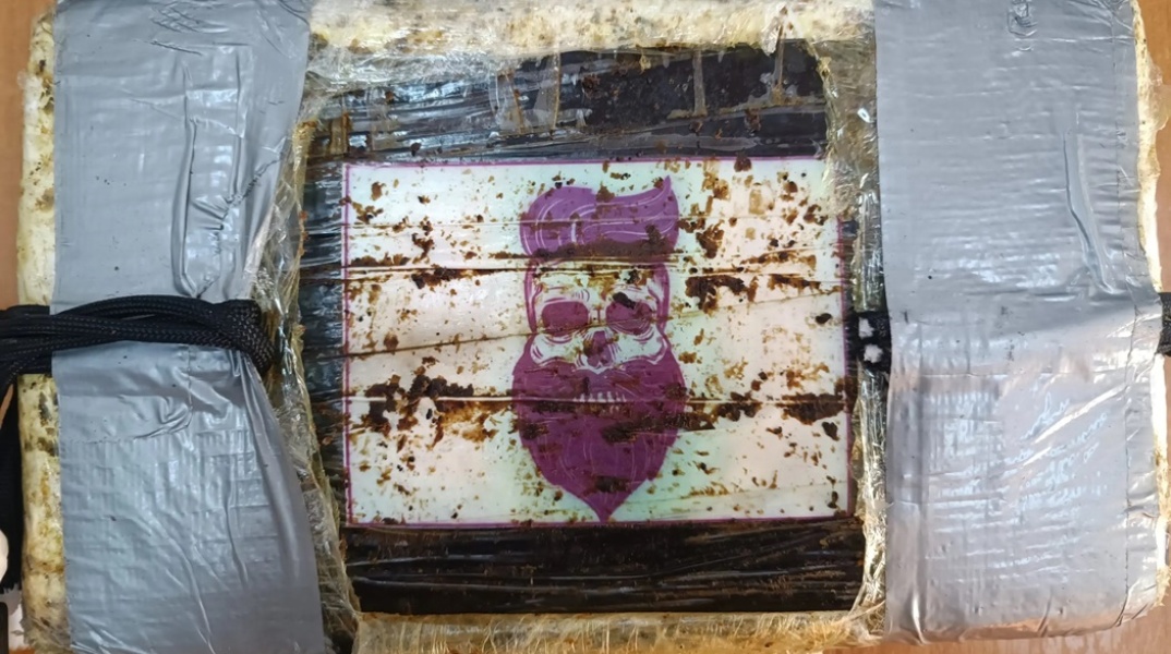 Συσκευασία με κοκαΐνη που βρέθηκε σε κοντέινερ με γαρίδες στον Πειραιά