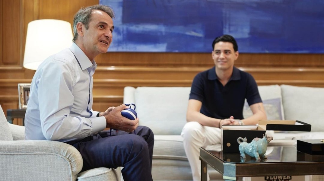 Γιάννης Λουλούδης: Ο σχεδιαστής των viral παπουτσιών του Κυριάκου Μητσοτάκη μίλησε για τις επαφές του με τον πρωθυπουργό και τα μελλοντικά του σχέδια