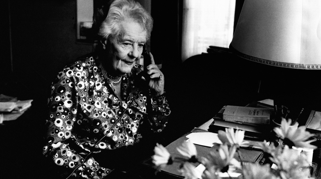 Η Λουίζ Βάις στο γραφείο της μιλάει στο τηλέφωνο