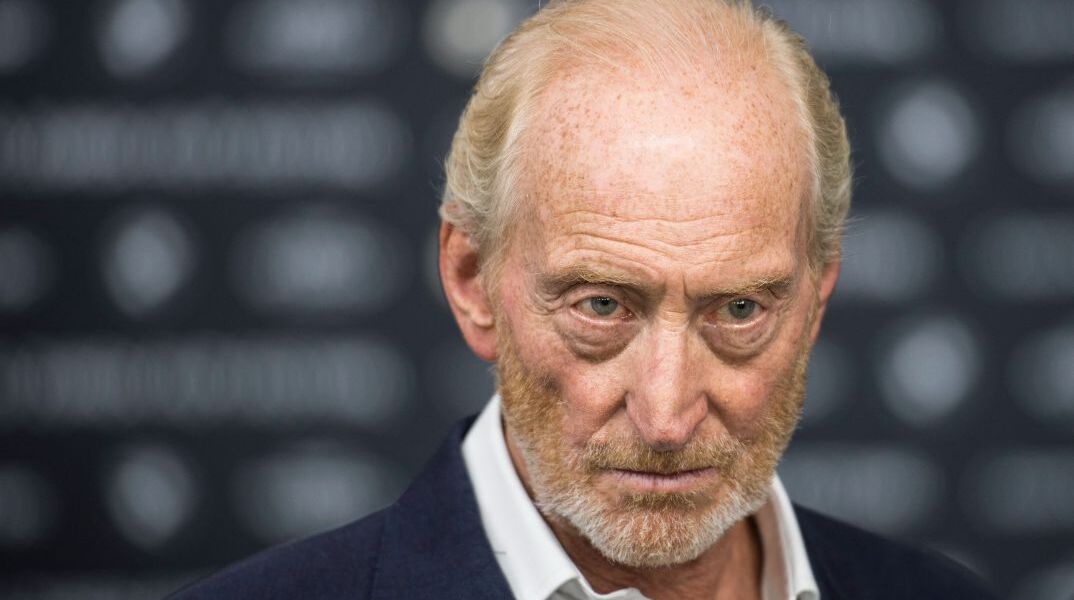 Charles Dance: Γυμνισμός σε ισπανική παραλία μαζί με την φίλη του