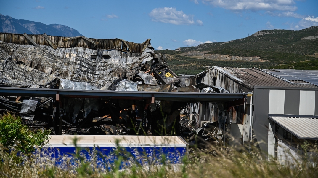 Εργοστάσιο τροφίμων στη Λαμία: Από πρόθεση μπήκε η φωτιά, λέει η Πυροσβεστική