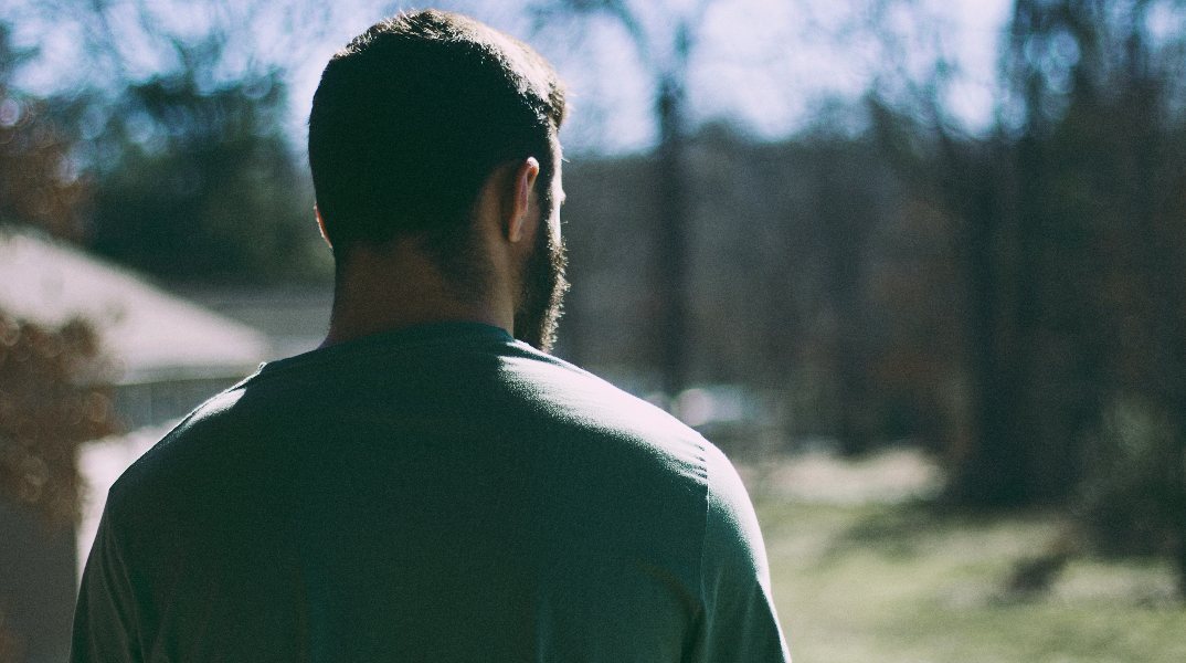 Τι είναι η γωνίωση πέους και πότε πρέπει να μας ανησυχεί