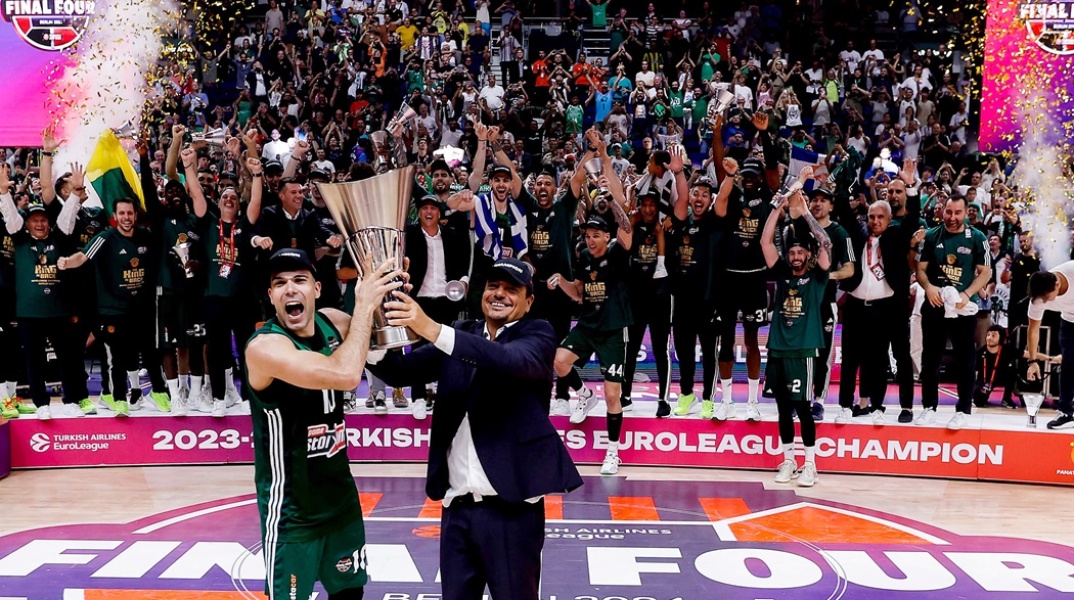 Πανηγυρισμοί με την κούπα μετά τη νίκη του Παναθηναϊκού στην Euroleague