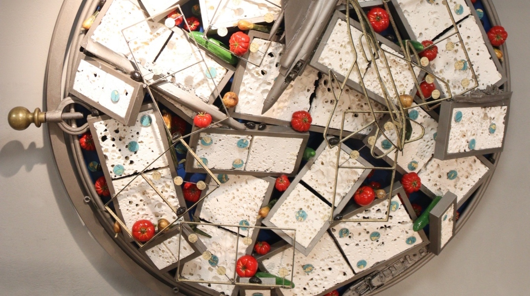 Όταν η τέχνη εμπνέεται από την ιστορία: Μια πολυδιάστατη εικαστική έκθεση με ετερόκλητα υλικά στον Άλιμο