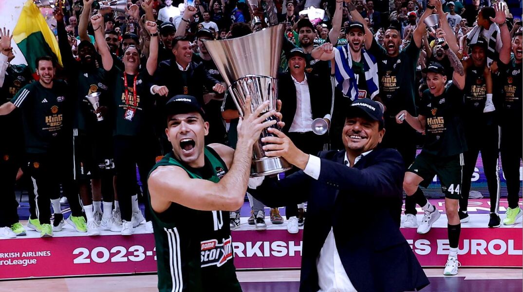 Κώστας Σλούκας και Εργκίν Αταμάν με το τρόπαιο της Ευρωλίγκας