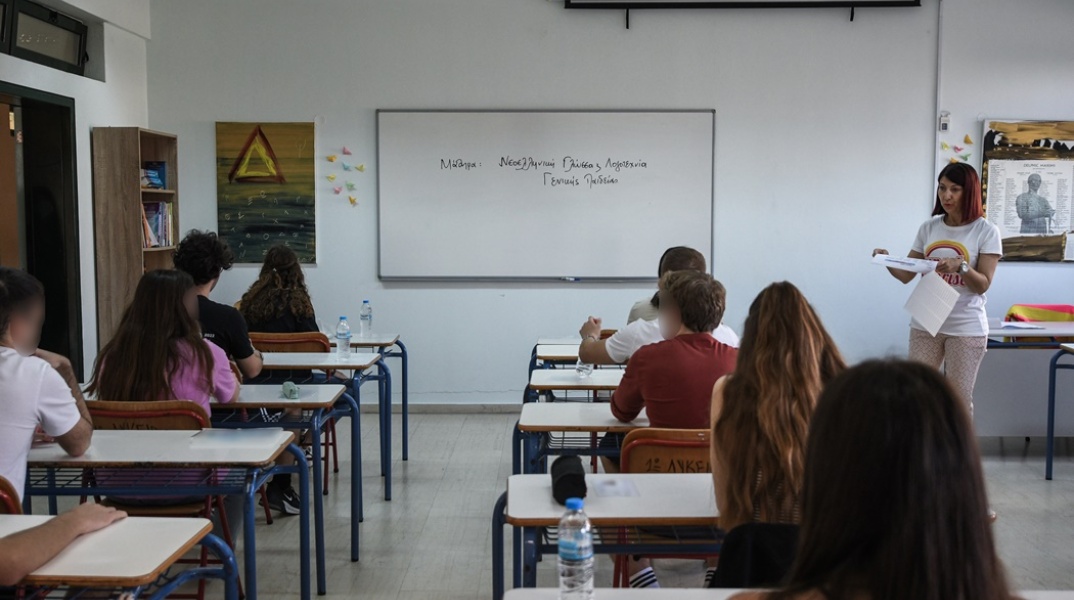 Υποψήφιοι των πανελληνίων εξετάσεων σε σχολείο έτοιμοι να γράψουν στα τετράδιά τους