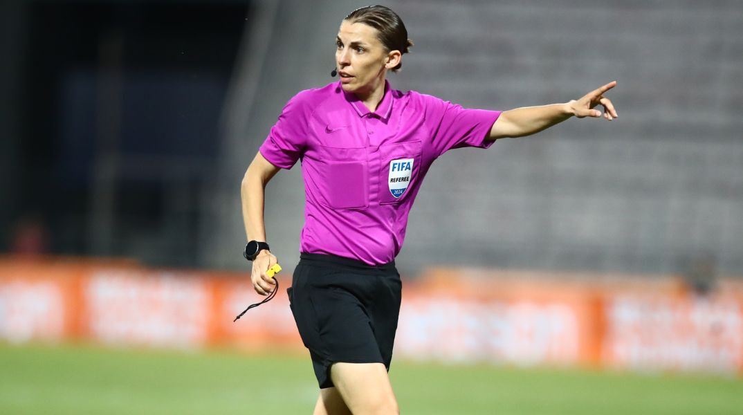 Κύπελλο Ελλάδας 2024: Στα επεισόδια που έλαβαν χώρα μετά τον τελικό με στόχο την Γαλλίδα διαιτητή Φραπάρ αναφέρεται η γαλλική εφημερίδα Le Figaro.