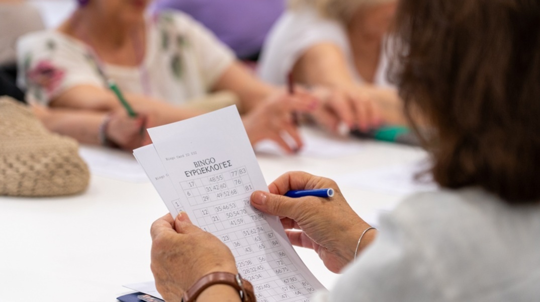 Γυναίκα με τα χαρτιά για το Bingo για τις Ευρωεκλογές 2024 ανά χείρας