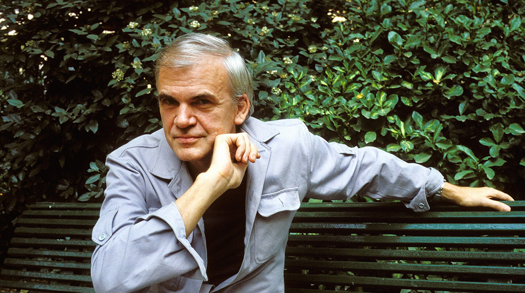 Μίλαν Κούντερα: Πράγα, ένα ποίημα που χάνεται. Ογδόντα εννιά λέξεις