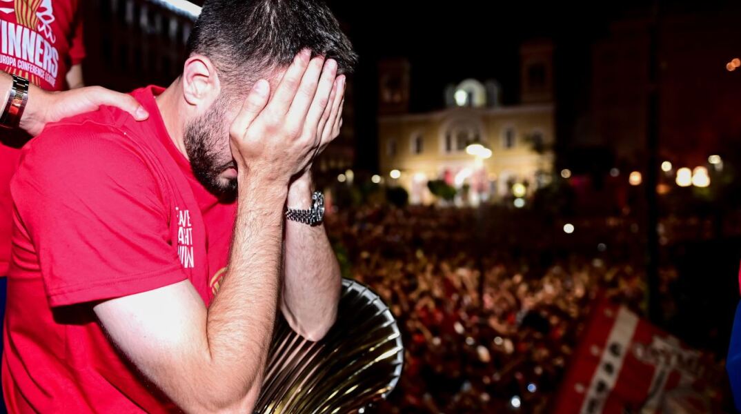 Κώστας Φορτούνης: Ξέσπασε σε κλάματα με το τρόπαιο του Conference