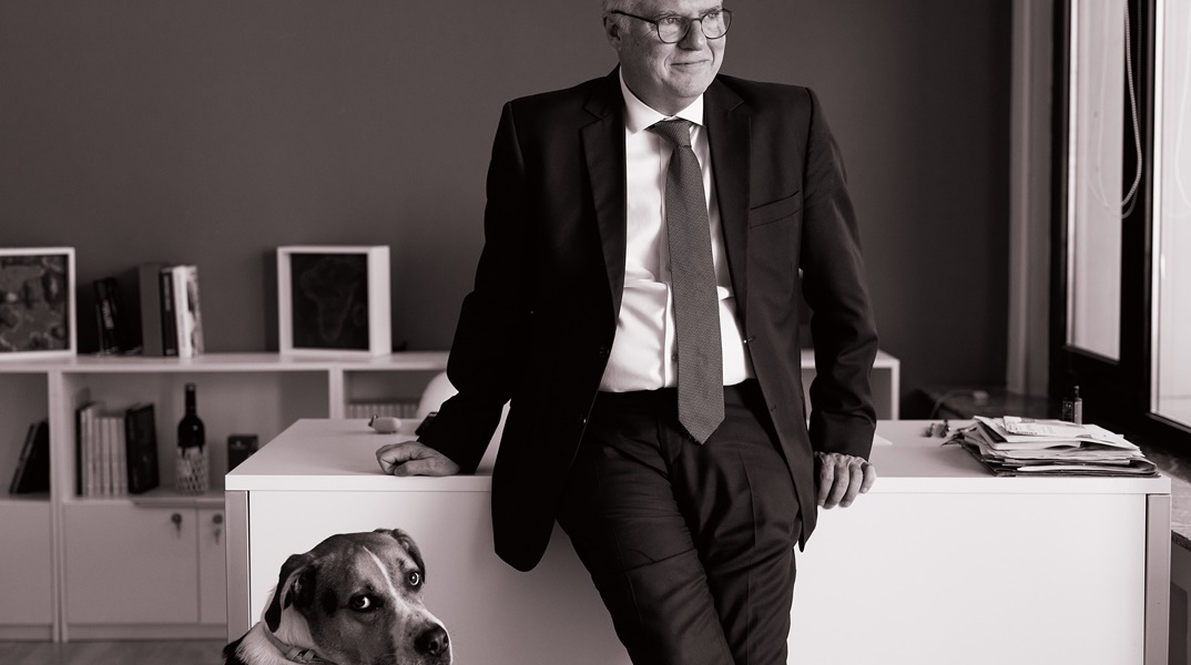 Ο Γιώργος Μουρούτης με τον Έλβις στο γραφείο του εκδότη και υποψήφιου Ευρωβουλευτή της Νέας Δημοκρατίας στο κέντρο της Αθήνας