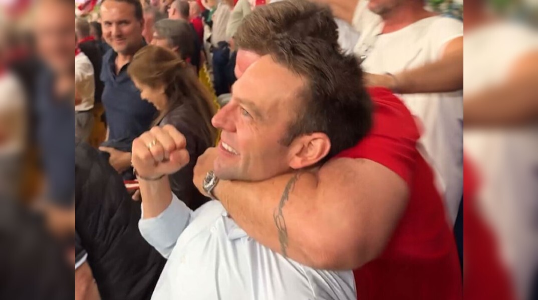 Viral ο Στέφανος Κασσελάκης στον τελικό του Ολυμπιακού - Φίλαθλος τον αγκάλιασε στο γκολ