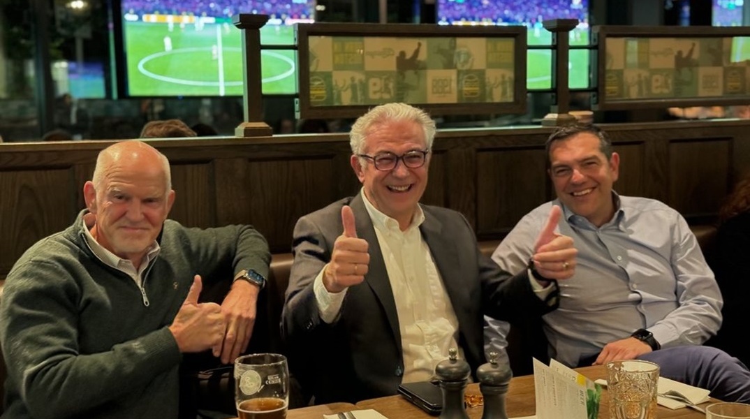 Γιώργος Παπανδρέου, Θοδωρής Ρουσόπουλος και Αλέξης Τσίπρας σε μπυραρία στο Όσλο βλέπουν τον Ολυμπιακό