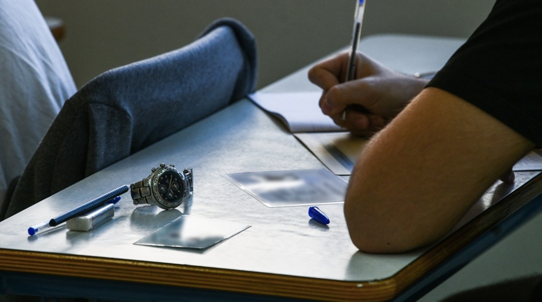 Μαθητής στο θρανίο του την ώρα των Πανελληνίων Εξετάσεων 