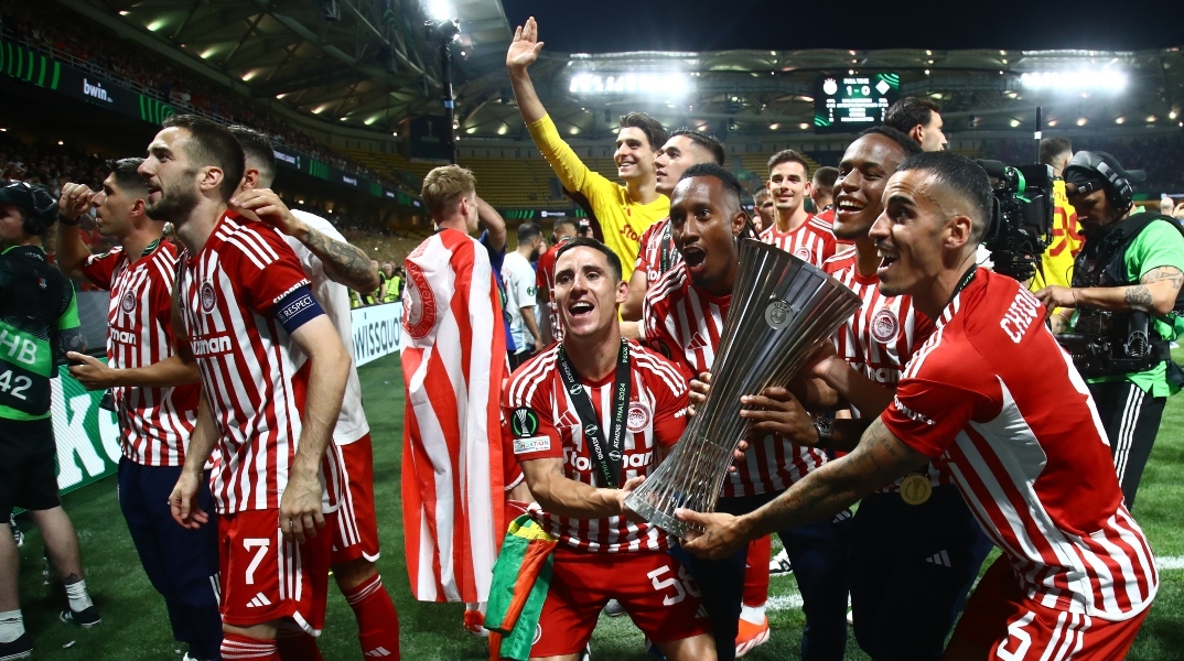 Οι παίκτες του Ολυμπιακού πανηγυρίζουν την κατάκτηση του Conference League