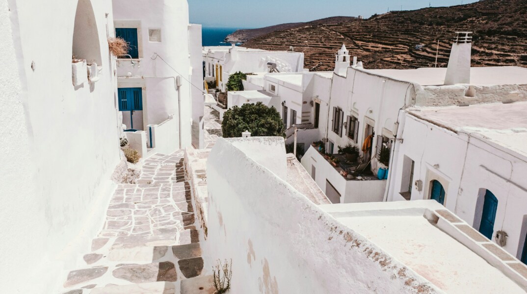 Ασβεστωμένο σοκάκι στη Σίφνο