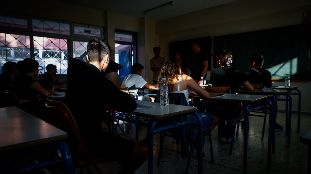 Μαθητές δίνουν εξετάσεις