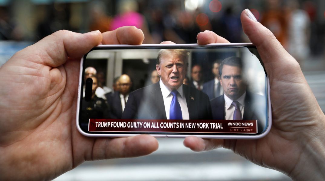 Ντόναλντ Τραμπ: Κρεμλίνο, Όρμπαν και Σαλβίνι έσπευσαν να εκφράσουν την αλληλεγγύη τους στον πρώτο πρώην πρόεδρο των ΗΠΑ που καταδικάζεται.