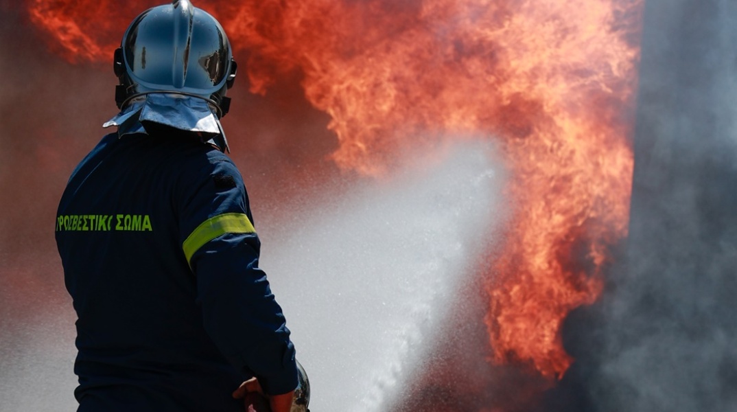 Πυροσβέστης κατά την κατάσβεση φωτιάς