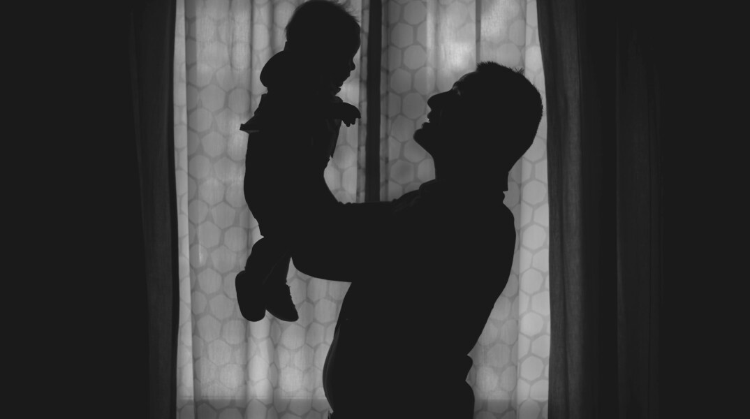 Πατέρας κρατά ψηλά το μωρό του