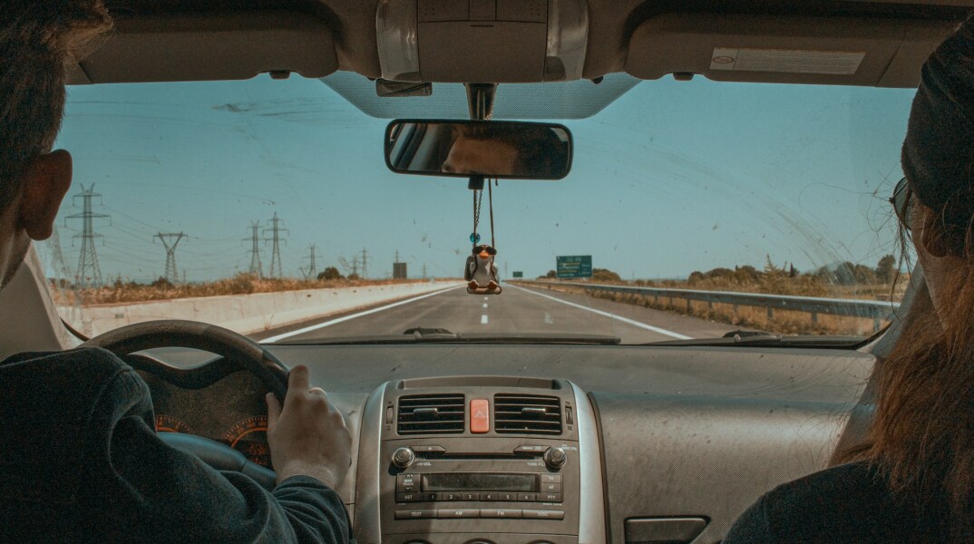 Άτομα σε αυτοκίνητο κατευθύνονται με αυτοκίνητο σε περιοχή του Έβρου