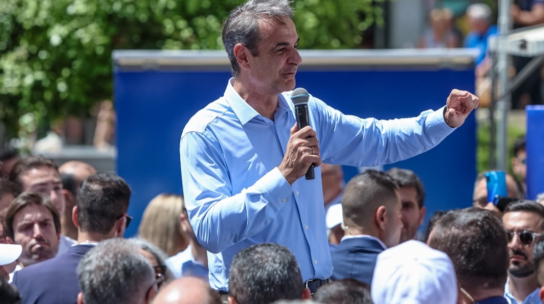 Ο Κυριάκος Μητσοτάκης μιλά σε πλήθος στην Κρήτη