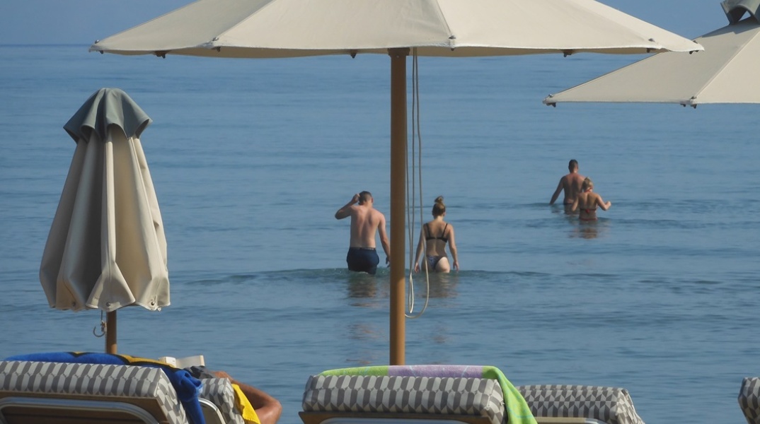 Ξαπλώστρα και ομπρέλα σε παραλία