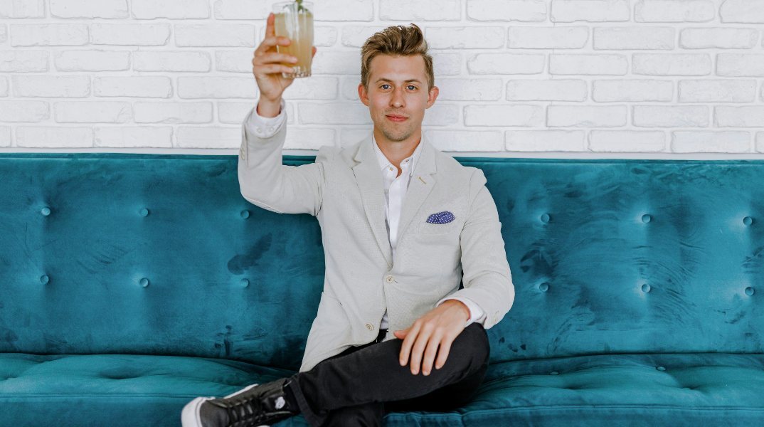 Αναζητείται πλούσιος με μάτια γαλανά 