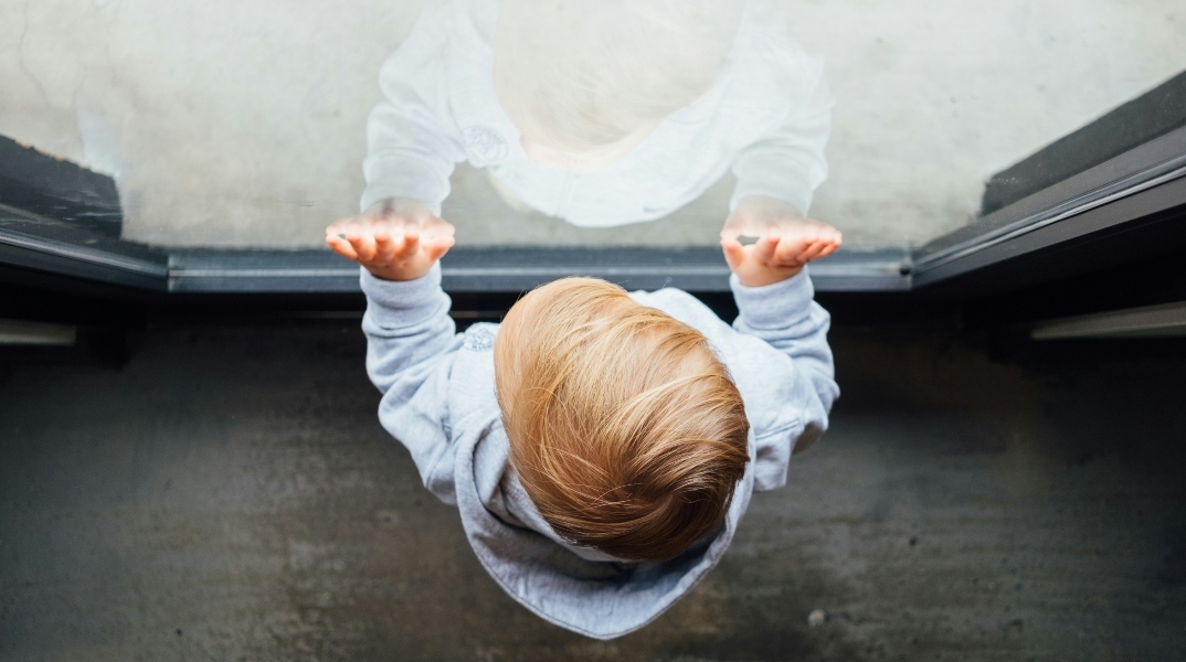 Προσωρινά κρατούμενος ο 21χρονος για την κακοποίησή του 2,5 έτους κοριτσιού - Ελεύθερη με περιοριστικούς όρους η μητέρα