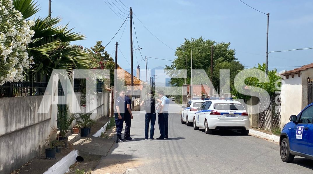 «Κωσταλέξι» στην Καλαμάτα: Εισαγγελέας στο σπίτι της οικογένειας για να διαπιστώσει εάν η 29χρονη ζει φυλακισμένη μέσα σε κλουβί.