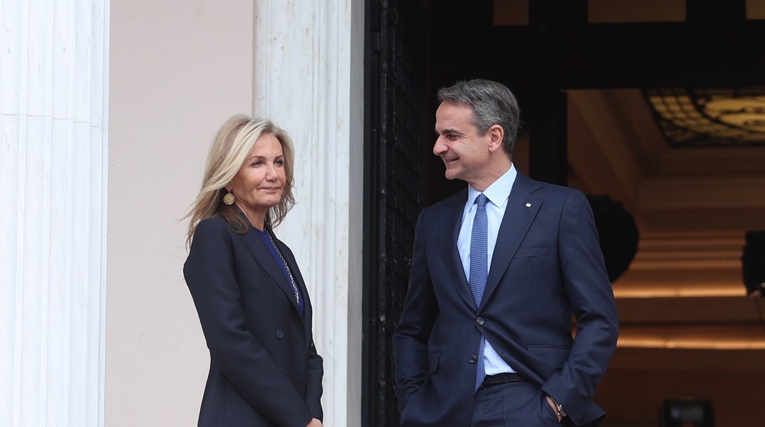 Ο Κυριάκος Μητσοτάκης κοιτά τη σύζυγό του, Μαρέβα Γκραμπόφσκι Μητσοτάκη