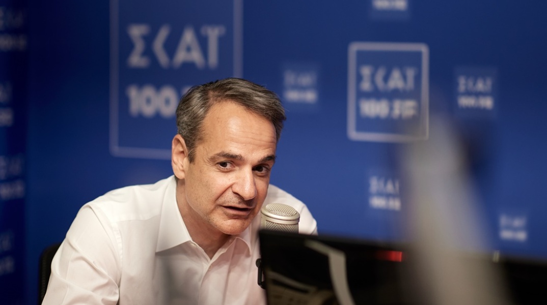 Ο Κυριάκος Μητσοτάκης στον ραδιοθάλαμο του ΣΚΑΪ