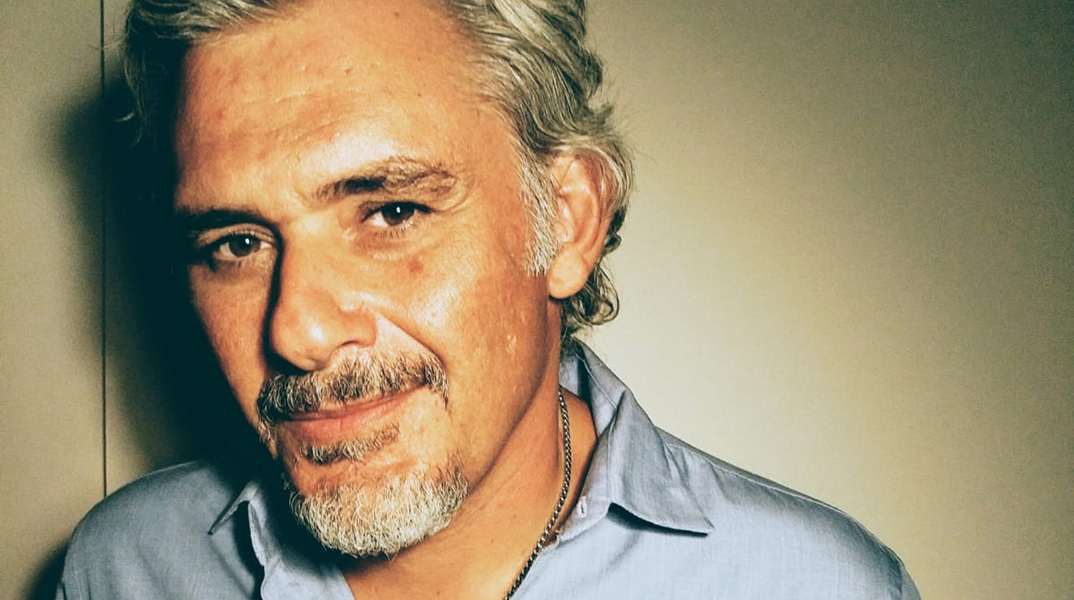 «Τα αηδόνια της σιωπής» του Στέφανου Δάνδολου: Το μυθιστόρημα μιας άλλης Αθήνας