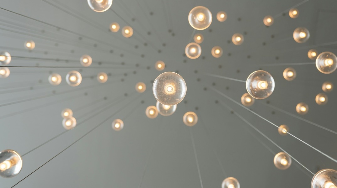 Λάμπες αναμένες κρέμονται από το ταβάνι