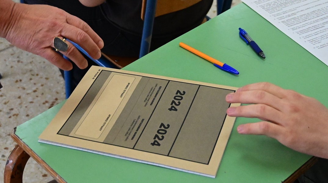 Τετράδιο απαντήσεων των Πανελληνίων 2024 σε θρανίο