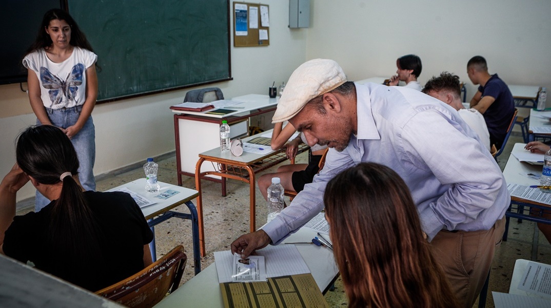 Υποψήφιοι των Πανελληνίων 2024 μέσα στην αίθουσα εξετάσεων
