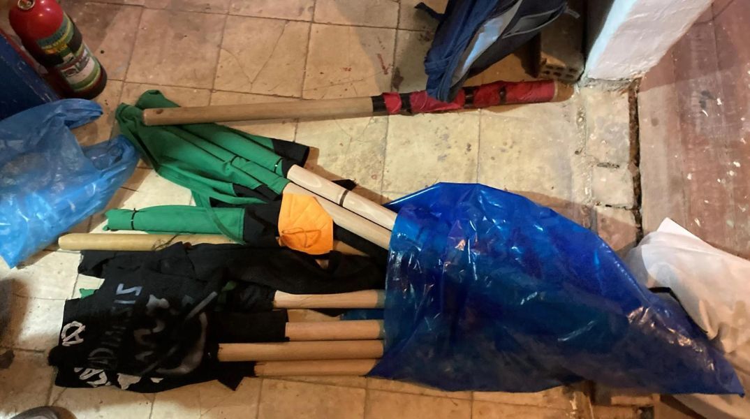 ΕΛΑΣ: Κράνη, κοντάρια και αντιασφυξιογόνες μάσκες βρέθηκαν κατά τις σημερινές επιχειρήσεις στα υπό κατάληψη κτίρια σε Εξάρχεια και Άγιο Παντελεήμονα.