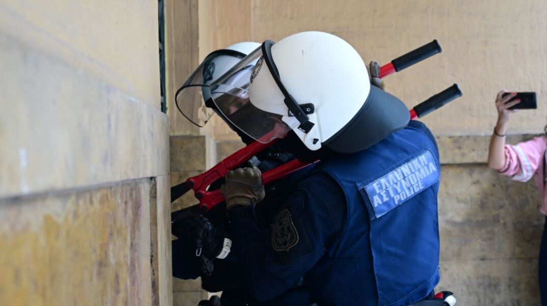 Eπιχείρηση της ΕΛΑΣ σε υπό κατάληψη κτήριo