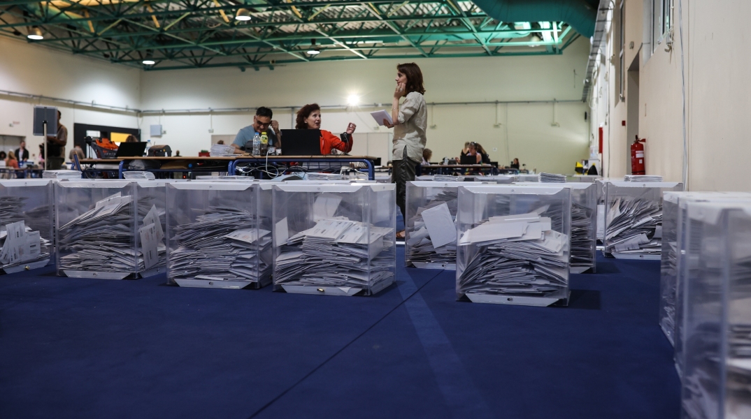 Κάλπες στο κέντρο διαλογής της επιστολικής ψήφου
