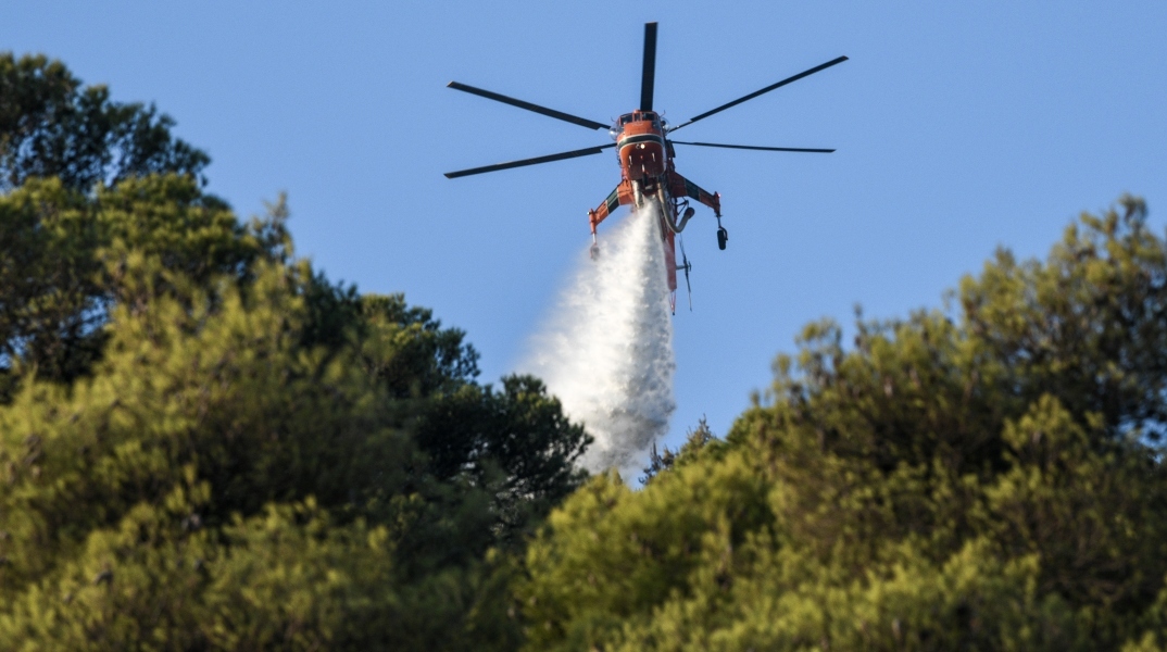 Φωτιά τώρα - Πυροσβεστικό αεροπλάνο επιχειρεί σε πυρκαγιά