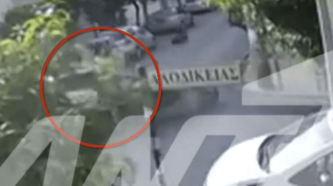 Τροχαίο δυστύχημα στη Νίκαια: Η στιγμή που αυτοκίνητο εμβόλισε μηχανή