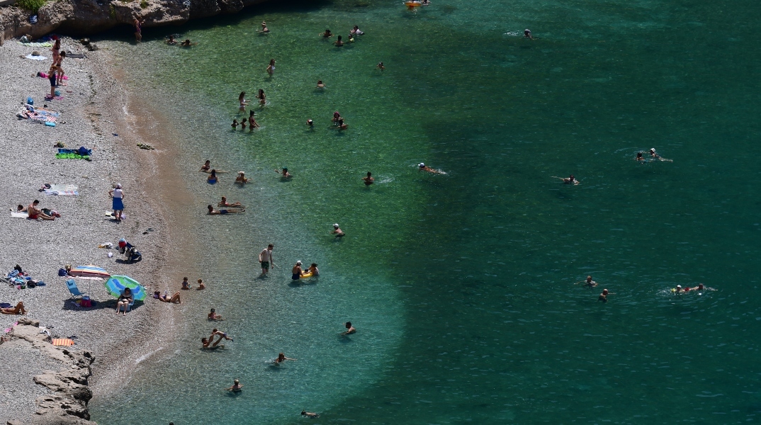 Καιρός σήμερα Παρασκευή: Υποχωρεί η έντονη ζέστη