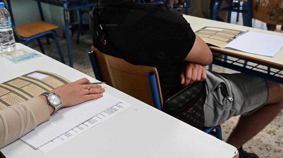 Υποψήφιοι των Πανελληνίων στις θέσεις τους αναμένουν τα θέματα